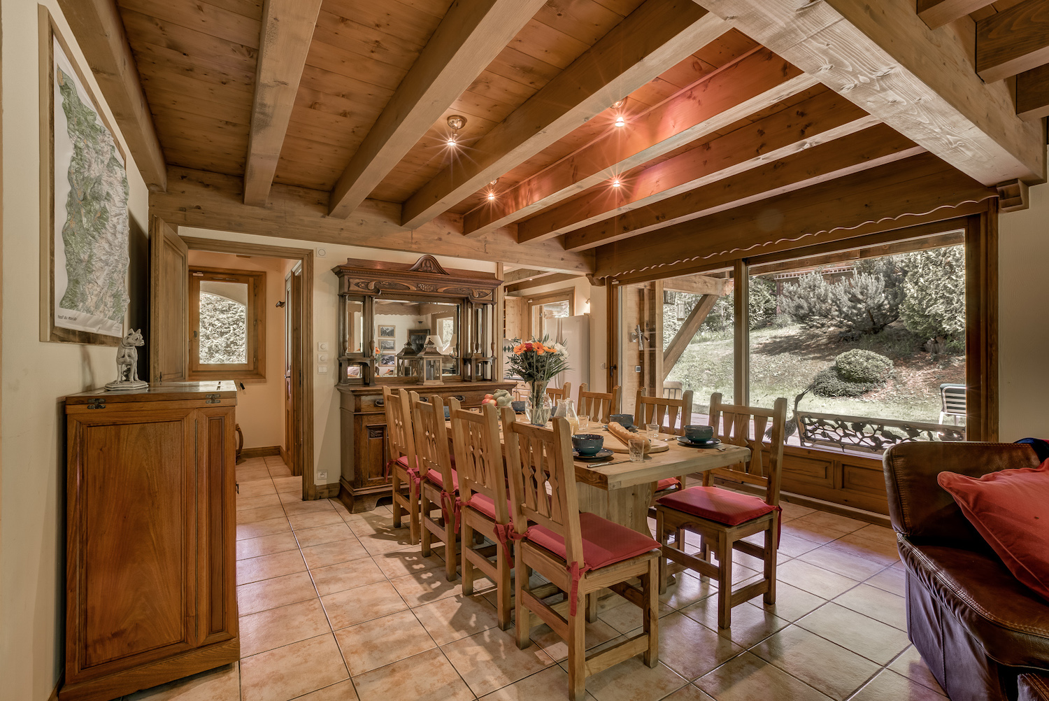 Chalet-Ecritoire-Dinning-area