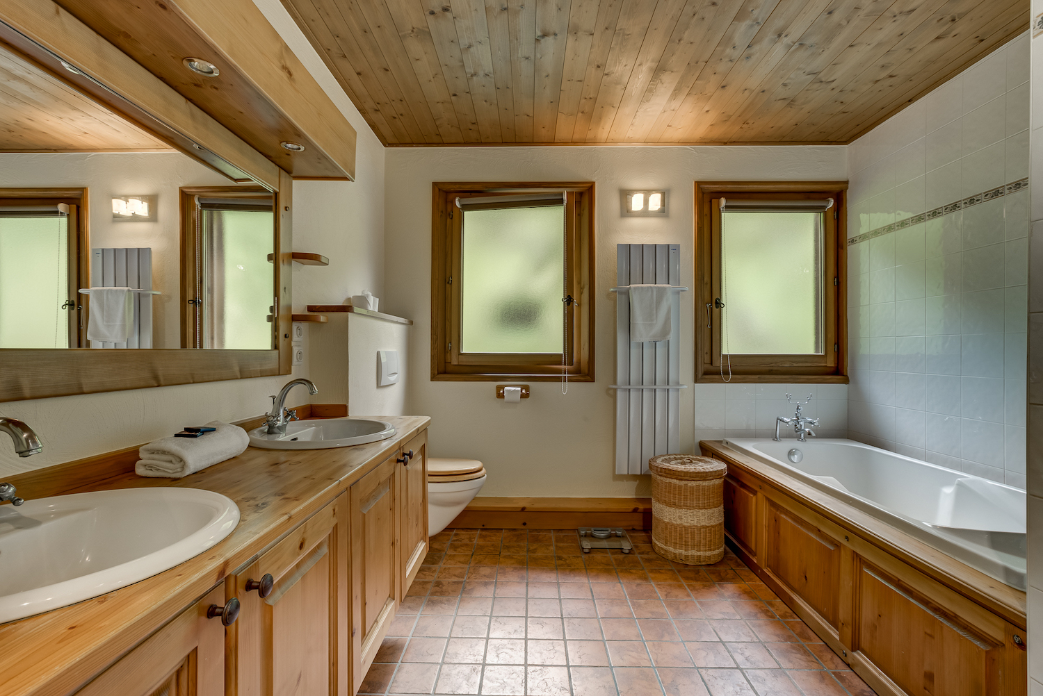 Chalet-Ecritoire-Master-Bathroom-