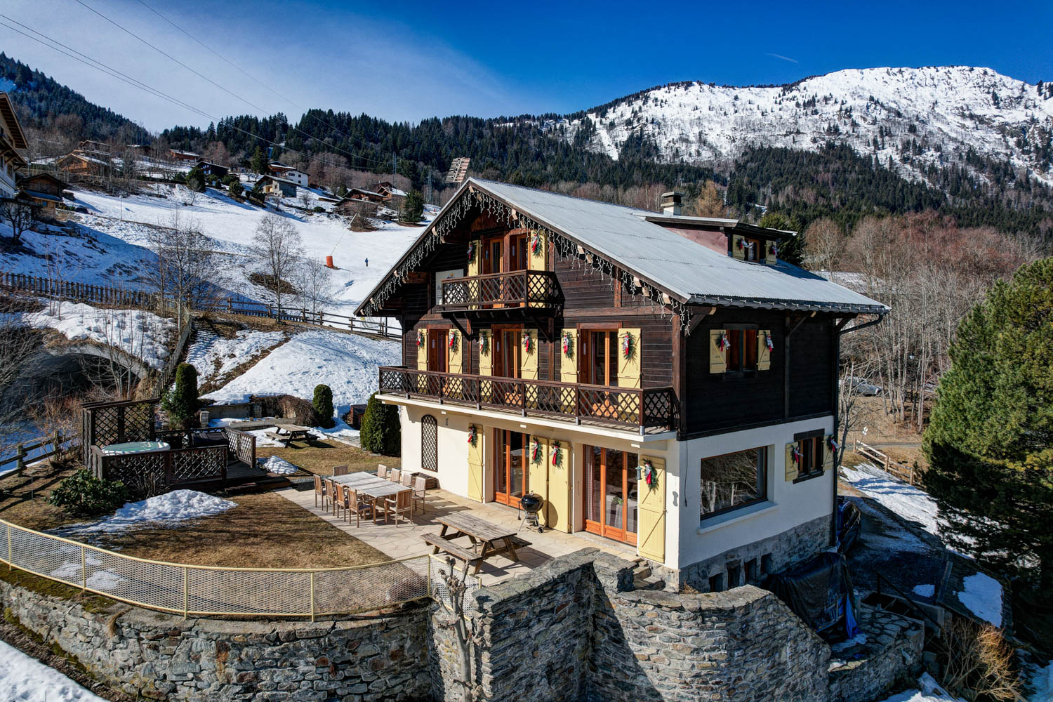 Maison-Jaune-Alpes-Travel-Chamonix_-4